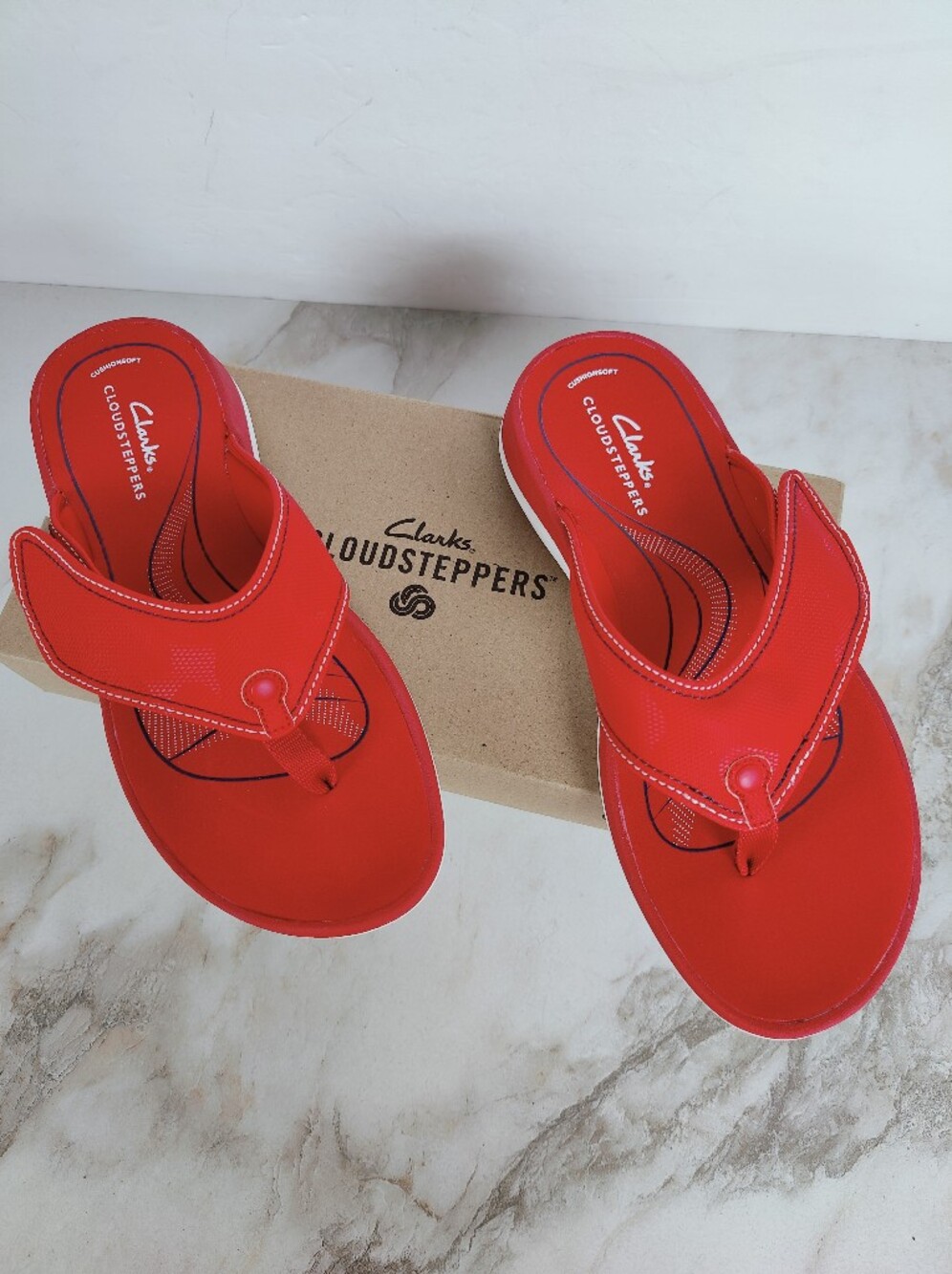NIB Clarks Cloudsteppers Cherry Red Glide Post Thong Flip Flop Sandals, Sz 7
